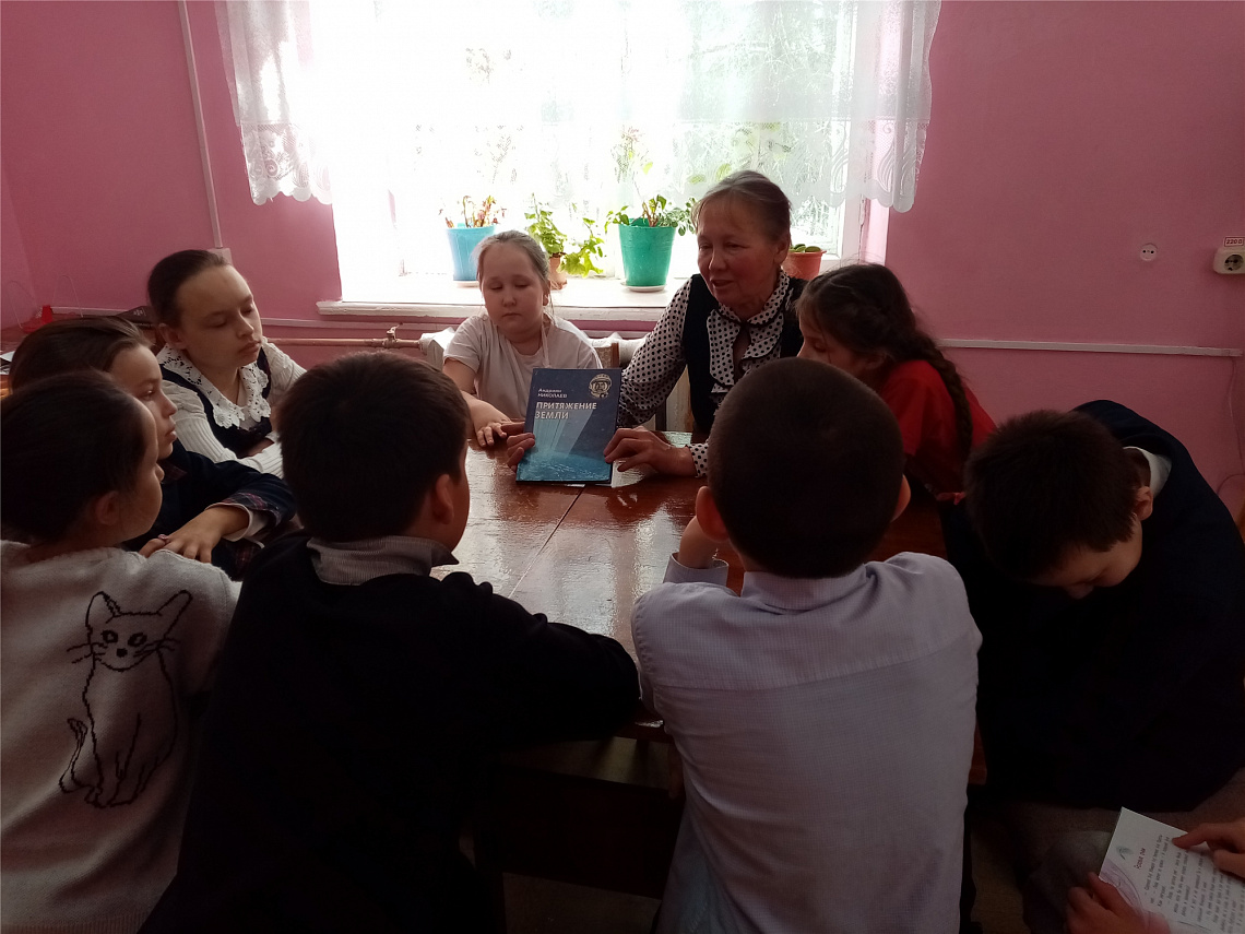 Беседа по книге «Андриан Николаев. Притяжение земли» в Первочурашевской сельской библиотеке